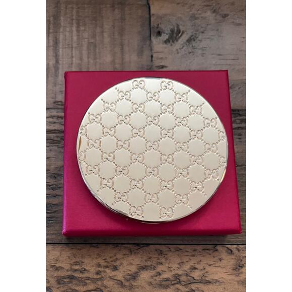 New Gucci Parfums Gold GG Embossed Compact Mirror With box - Picture 2 of 7